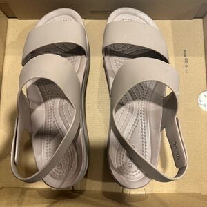 Brooklyn 4U women’s crocs platform sandal! Brand new .